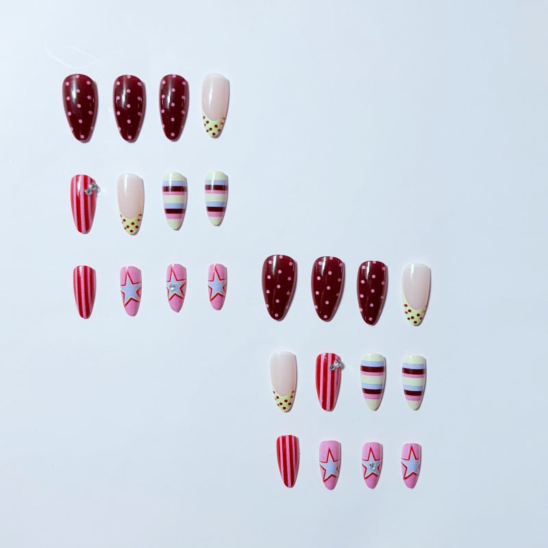 Kunstvolle Nagelnägel Set mit festlichen Mustern Brehn