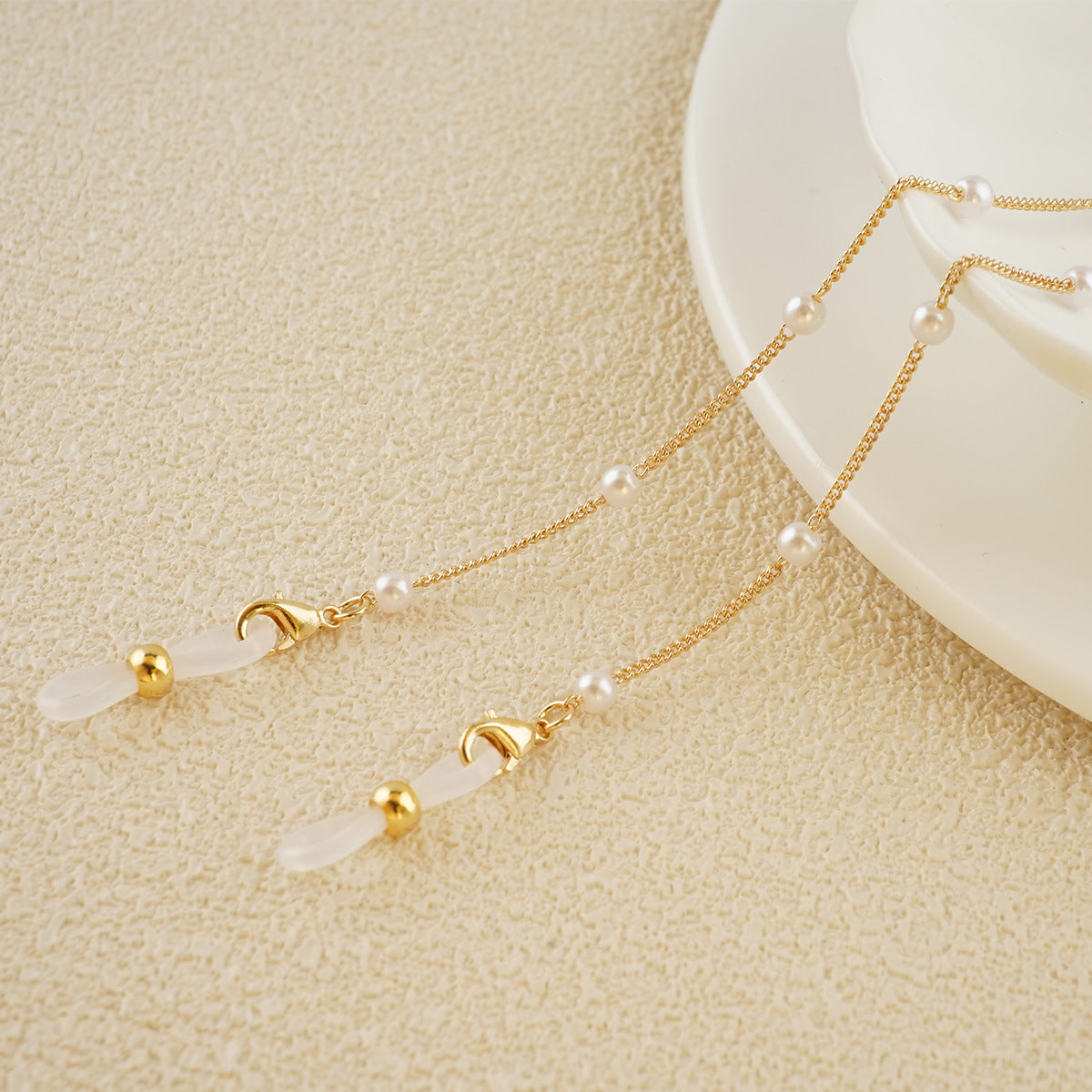 Eleganter mit Perlen verzierter Brillenhalter Brehn