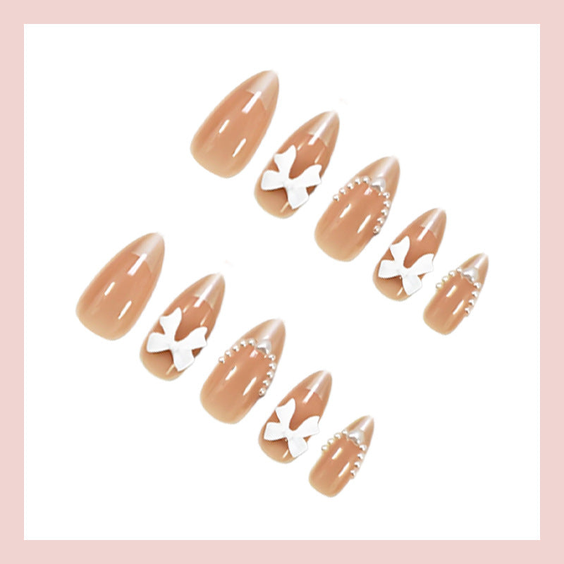 Kunstnagelset mit eleganten Schleifen und Glitzerdetails Brehn