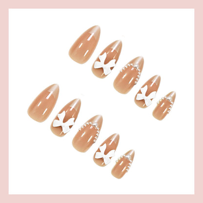 Kunstnagelset mit eleganten Schleifen und Glitzerdetails Brehn