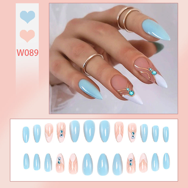 Elegante Kunstnägel im modernen Design mit Glitzerakzenten Brehn
