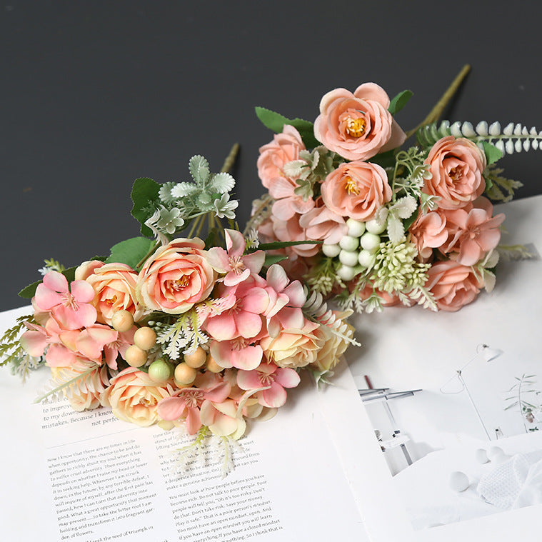 Lebensechte Blumenarrangement