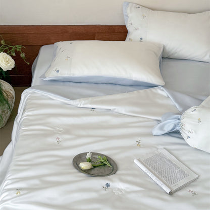 Bestickte Satin-Bettwäsche-Garnitur mit feiner Blumen-Stickerei und seidig-weichem Griff
