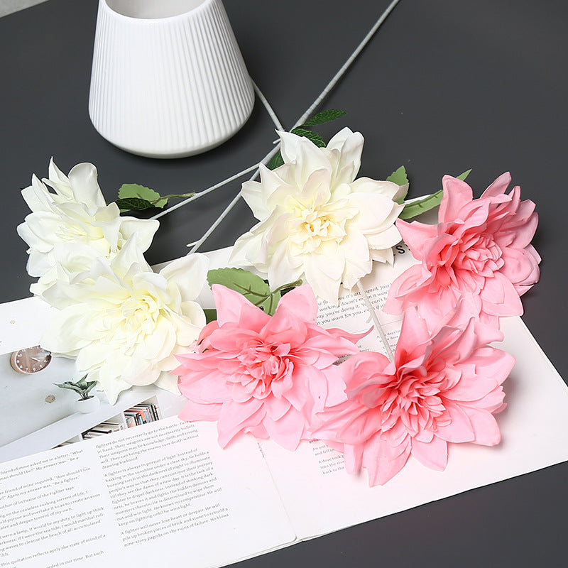 Lebensechte Stoffblumenarrangement