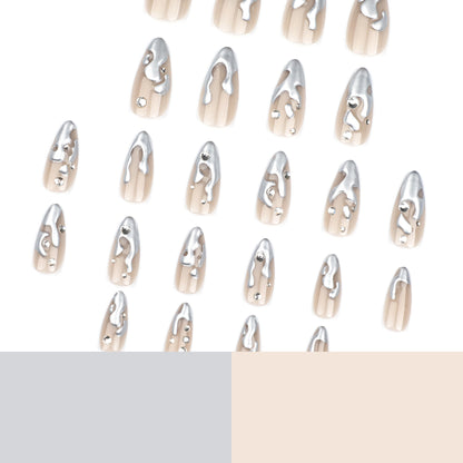 Kunstvolle Kunstnägel mit Glitzer- und Metallic-Akzenten Brehn