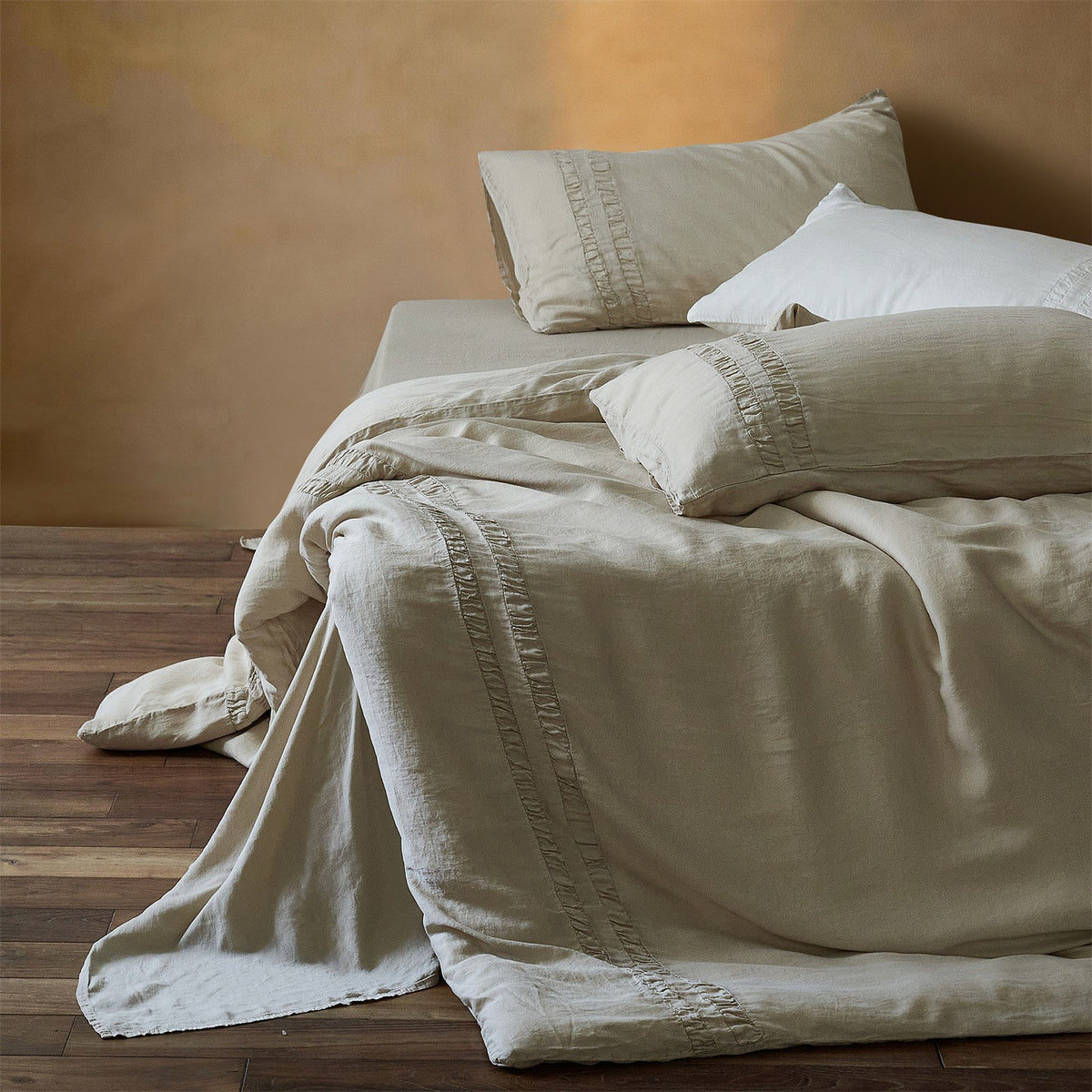 Leinen-Bettwäsche-Set mit Stonewash-Finish und zarten Rüscheneinsätzen