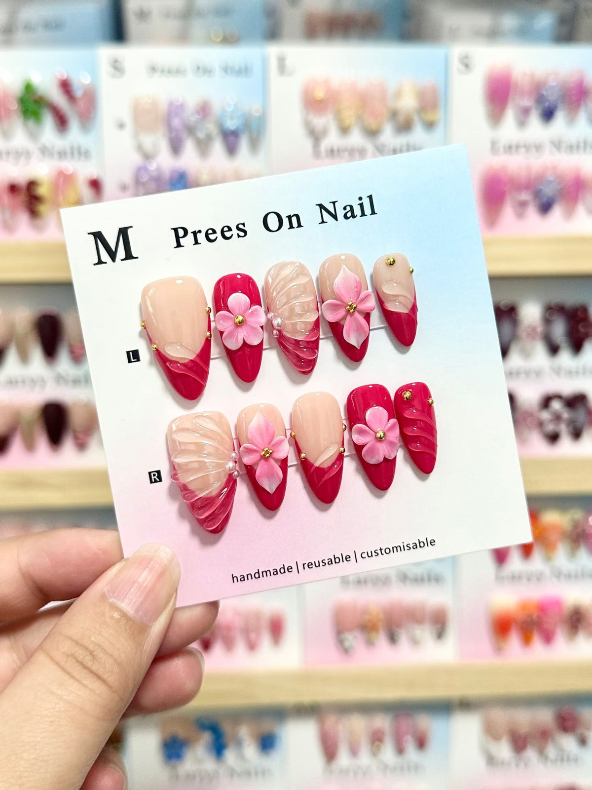 Künstlerisches Press-On-Nagel-Set mit floralen und grünen Akzenten