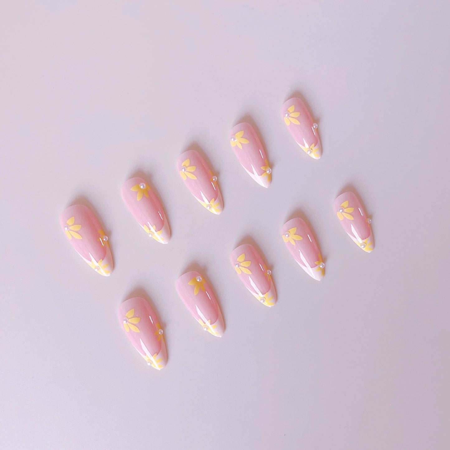 Kunstnagelset mit floralen Akzenten Brehn