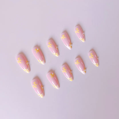 Kunstnagelset mit floralen Akzenten Brehn