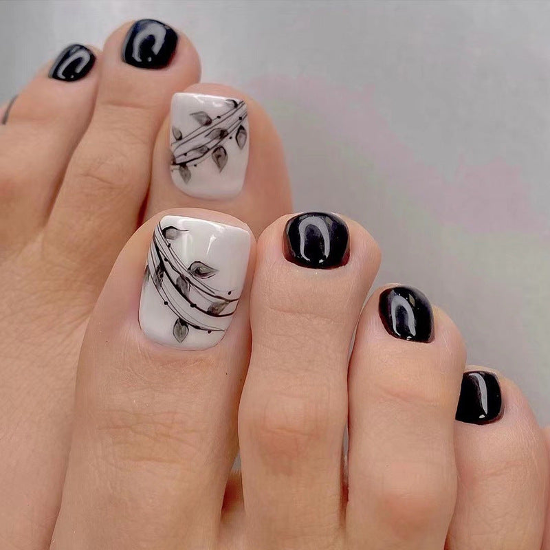 Kunstvolle Fußnagelkunst im eleganten Schwarz-Weiß-Design Brehn