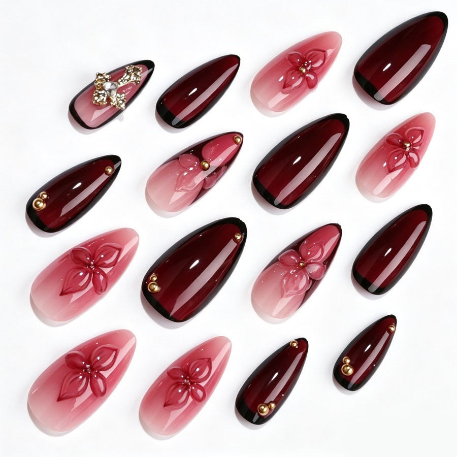 Kunstnagelset mit floralen Mustern und edlen Akzenten Brehn