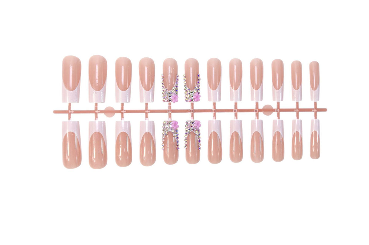 Kunstnagelset mit eleganten Glitzer- und Blütenakzenten Brehn