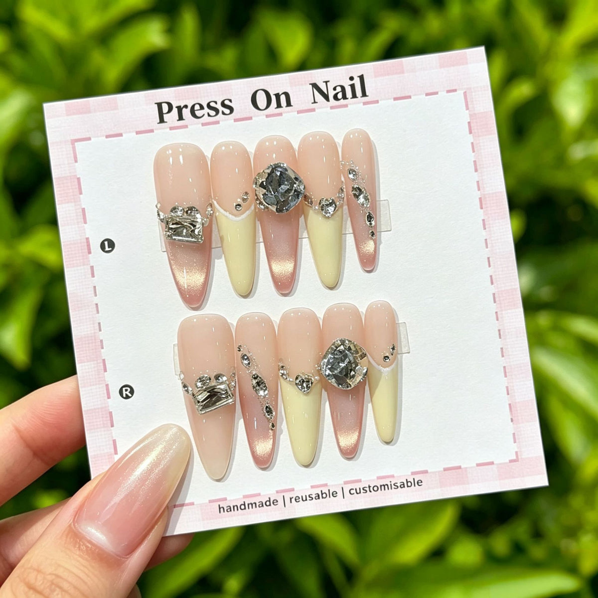 Anpassbares Press-On Nagelkunst-Set mit stilvollen Edelstein-Akzenten