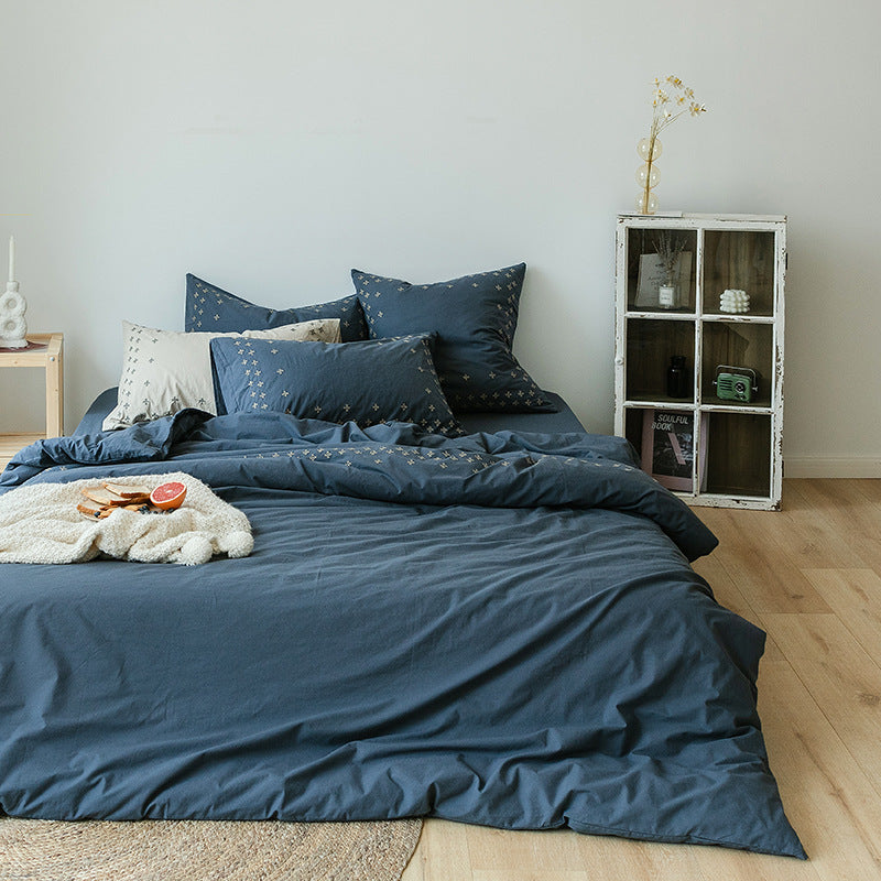 Bettgarnitur aus Baumwoll‑Renforcé mit gesticktem Blumen‑Allover und Wendefunktion