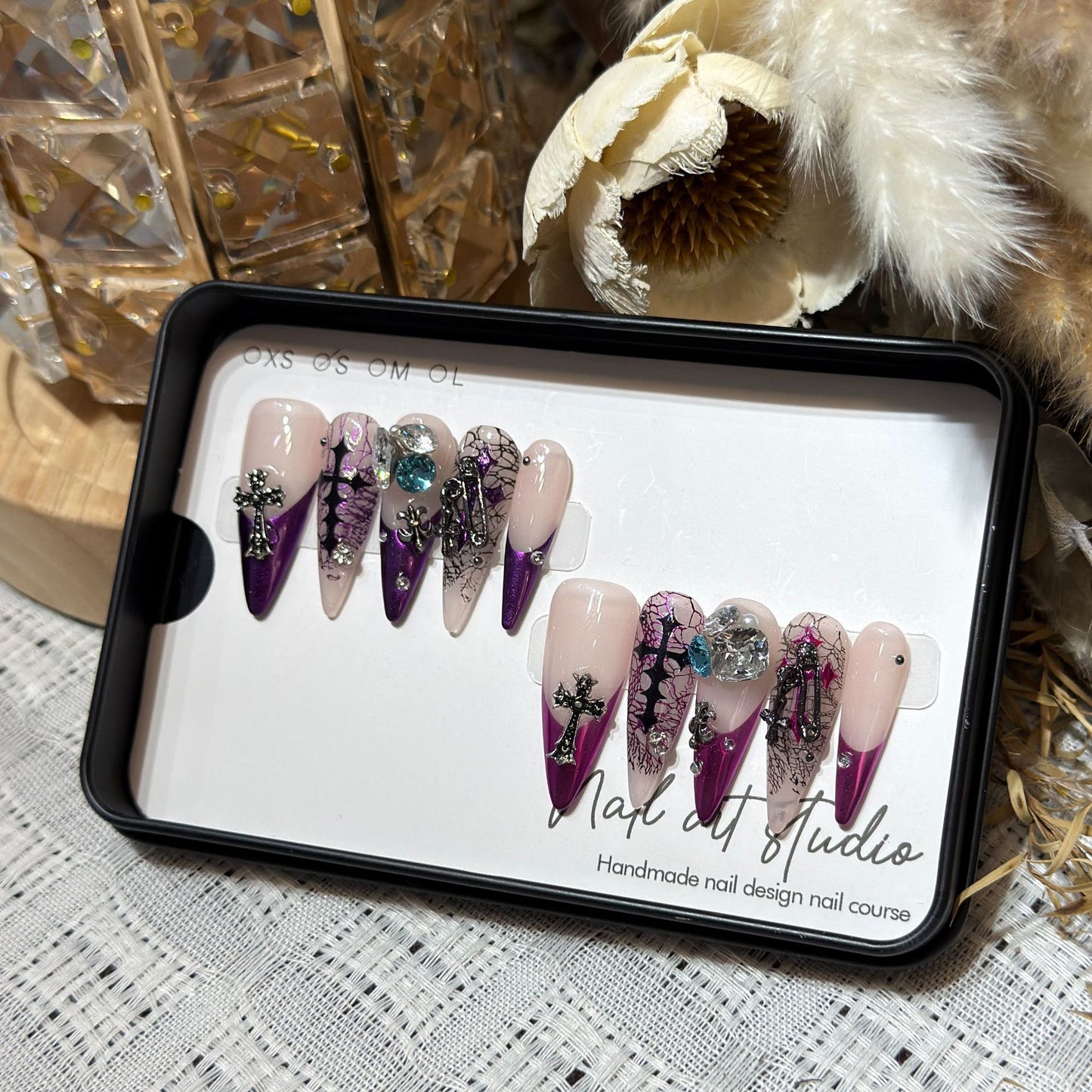 Künstlerisches Stiletto Presse-Nagelset mit einzigartigen Blumen- und Edelsteindetails Brehn