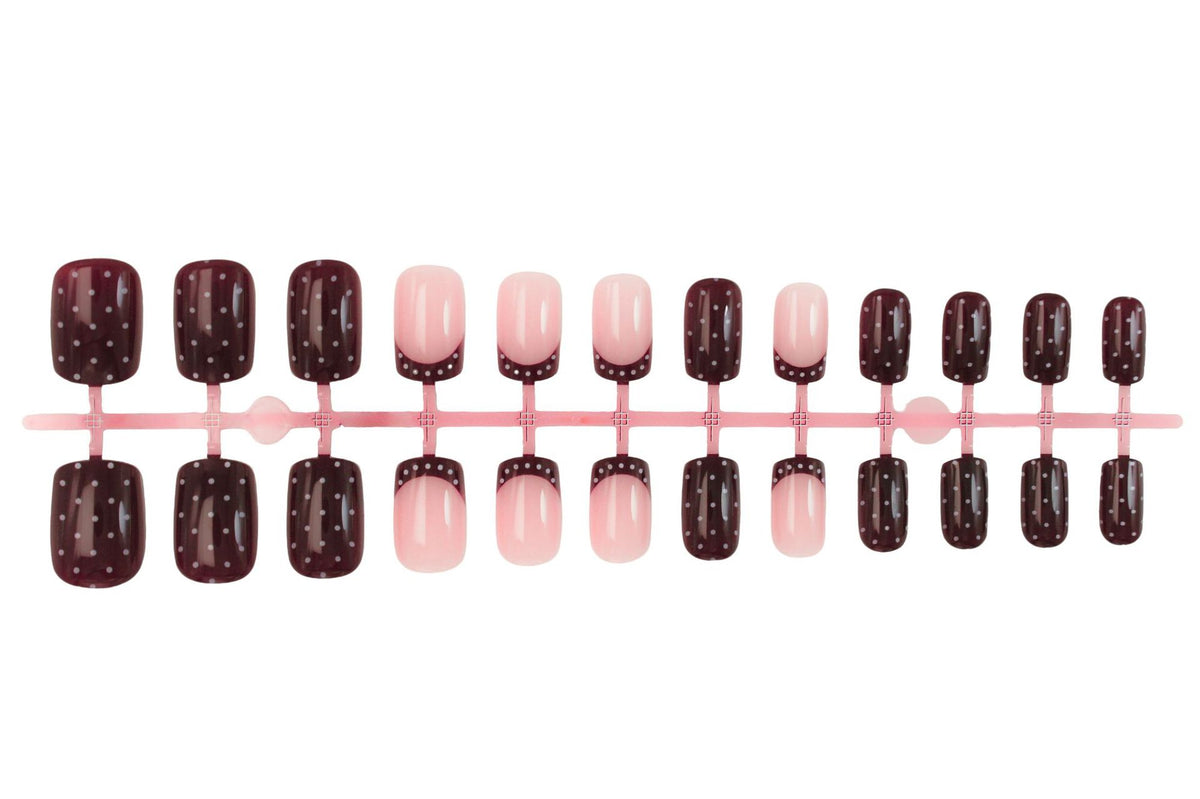 Kunstnagelset mit eleganten französischen Spitzen und verspielten Akzenten Brehn
