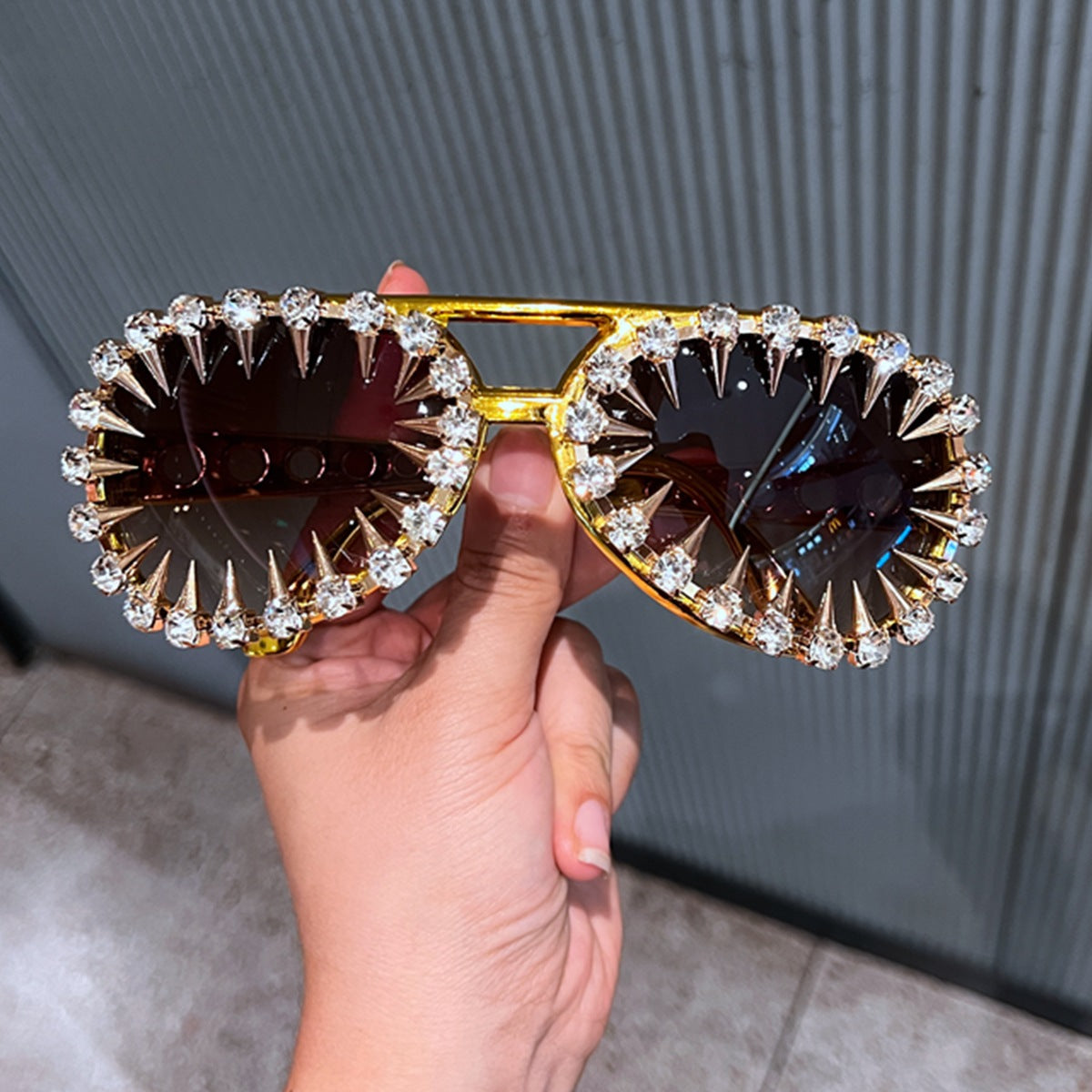 Damen Sonnenbrille im futuristischen Design mit spitzen Kristallverzierungen Brehn