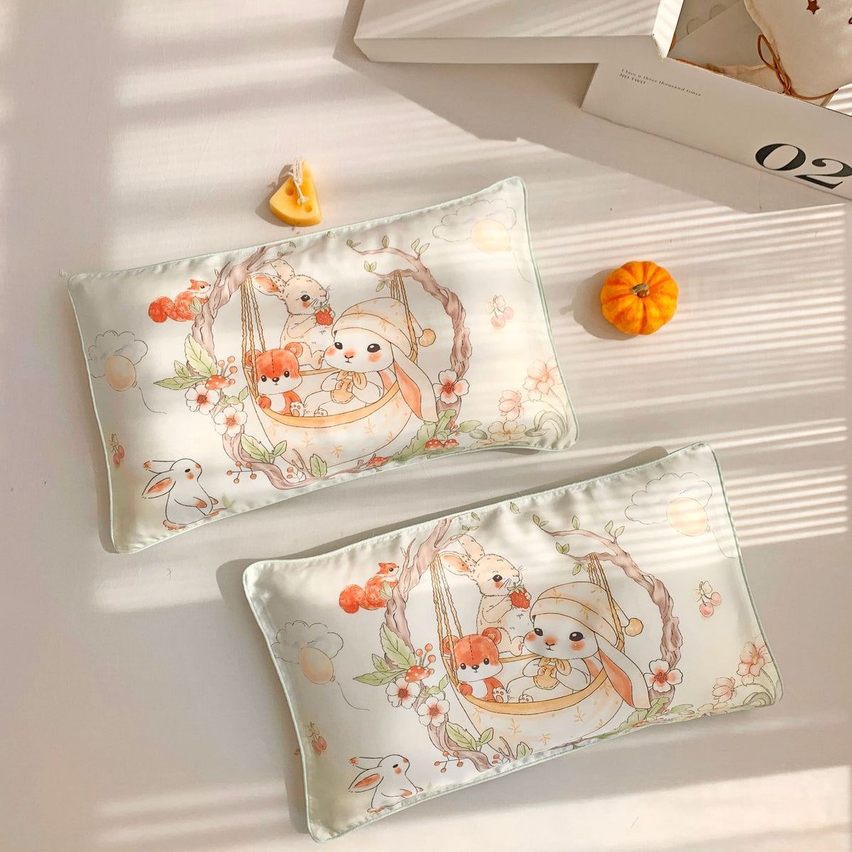 Satin-Kühl-Kissenbezug-Set mit Bunny- und Blumenillustration