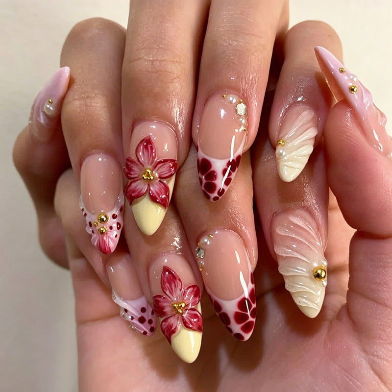 Kunstnagelset mit kreativen floralem Design und glitzernden Akzenten Brehn