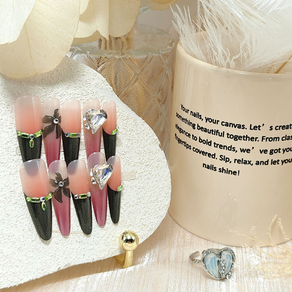 Kunstnägel mit Elegantem Spitzen-Design und Glitzerakzenten Brehn