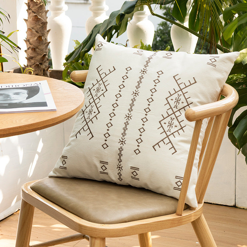 Quadratisches Zierkissen mit feiner Reliefstickerei im Ethno‑Design und abnehmbarem Bezug Brehn