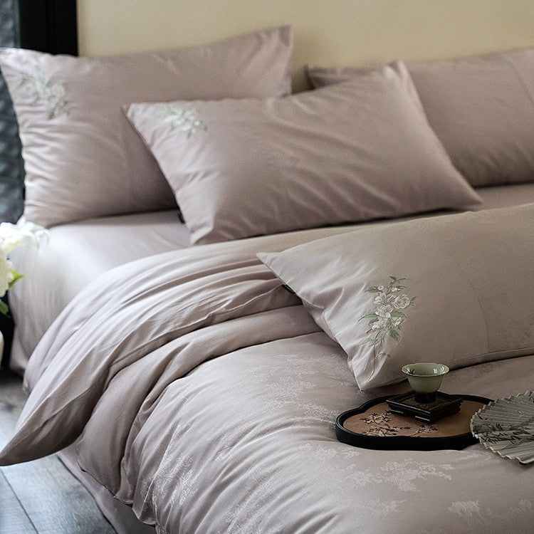 Luxuriöses Satin-Bettwäsche-Set mit zarter Blumenstickerei