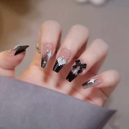 Glamouröse dekorative Press-On-Nagelkunst