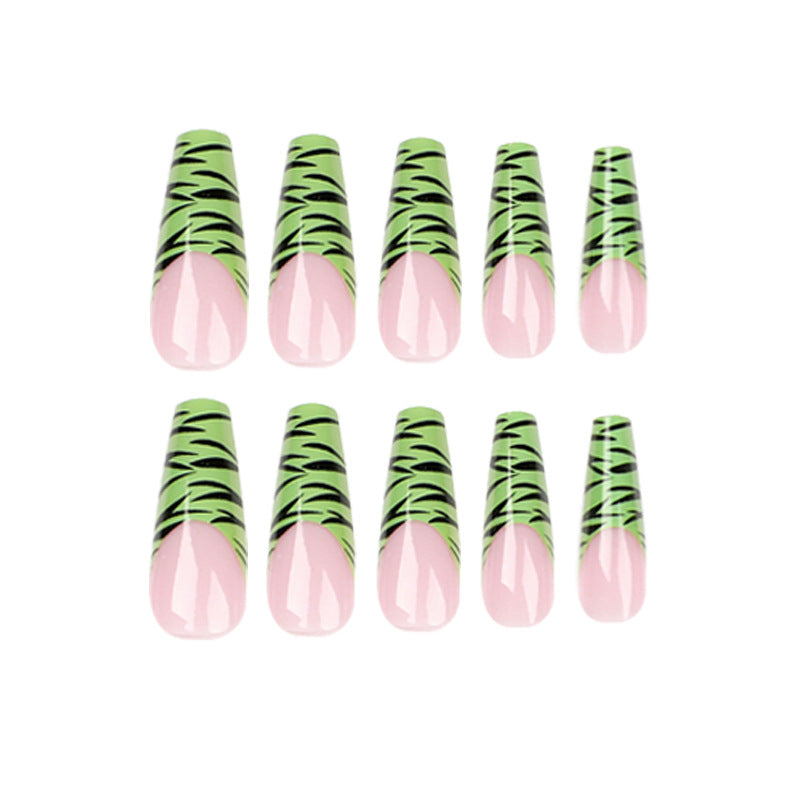 Kunstvolle Fingernägel mit trendigem Zebra-Design Brehn