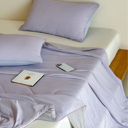 Elegantes Schlaftextil-Set aus Baumwollsatin mit Kontrastpaspel und leichter Stepndecke