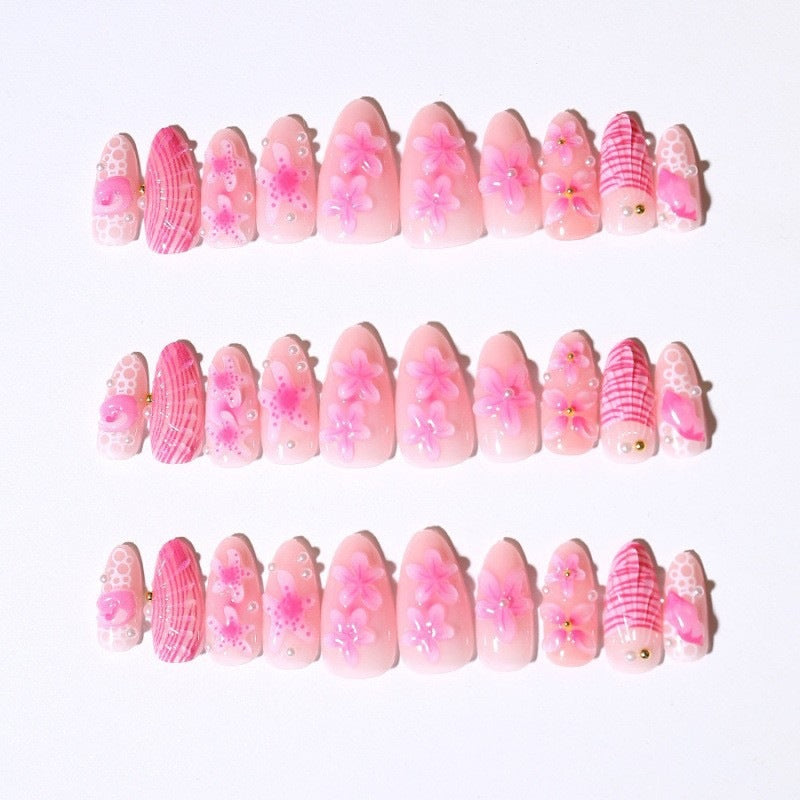 Kunstnagelset mit detailreichen 3D-Blumen und eleganten Akzenten Brehn
