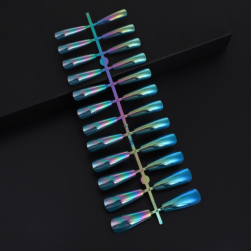 Kunstnägel im modernen holografischen Design Brehn