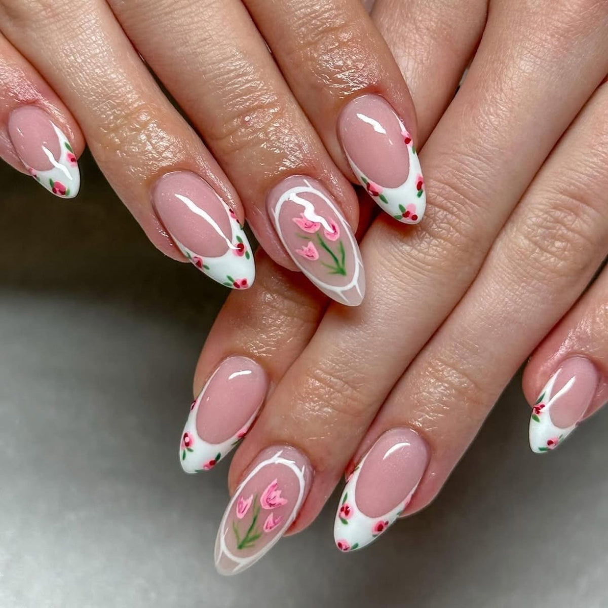 Kunstvolle Nagelverlängerungen mit floralem Design Brehn