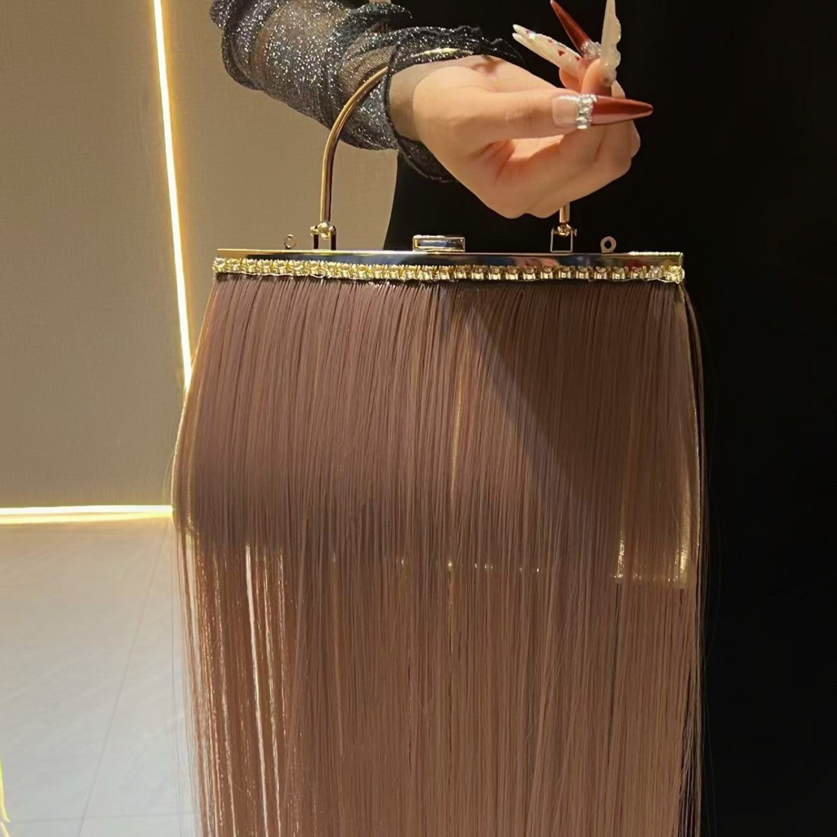 Statement Haar-inspirierte Handtasche
