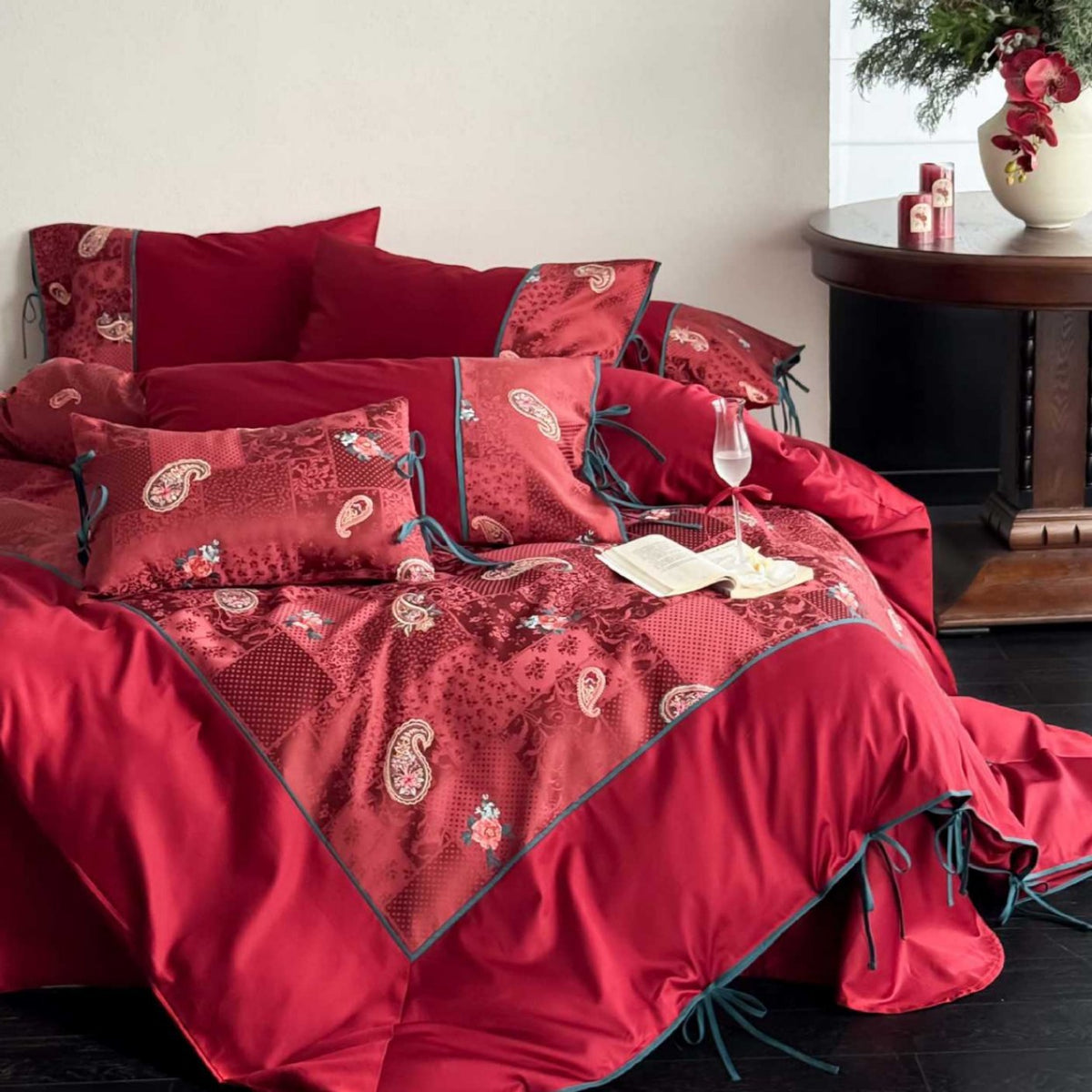 Wendbare Bettwäsche-Garnitur aus Baumwollsatin mit Paisley-Patchwork und Zierbändern