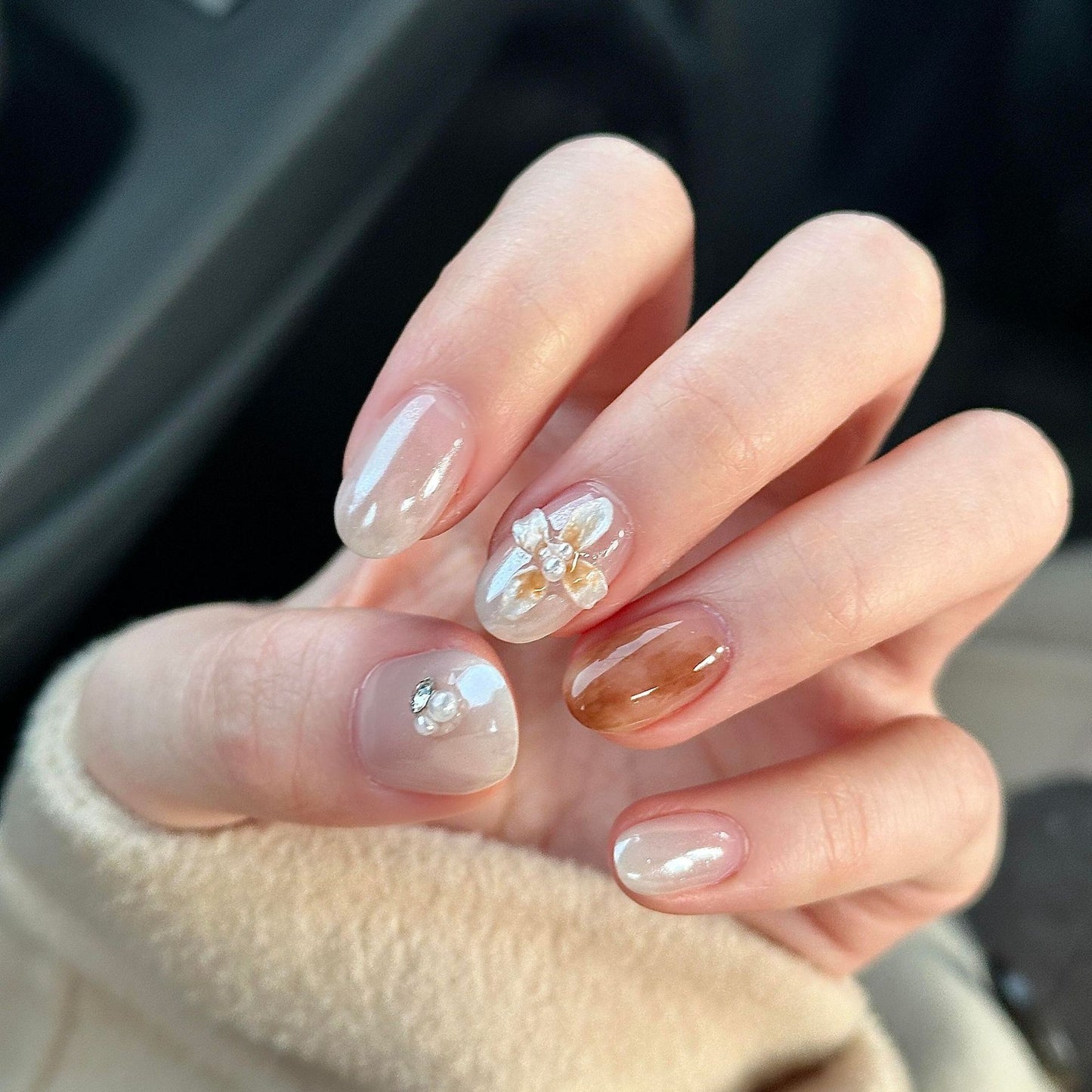 Kunstnägel mit Floralen Details und Glitzer Brehn