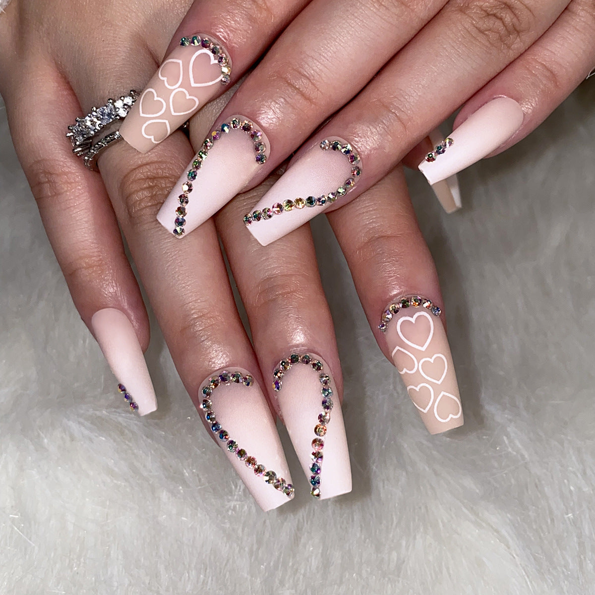 Kunstvolle Nagelkunst mit Liebesmotive Brehn