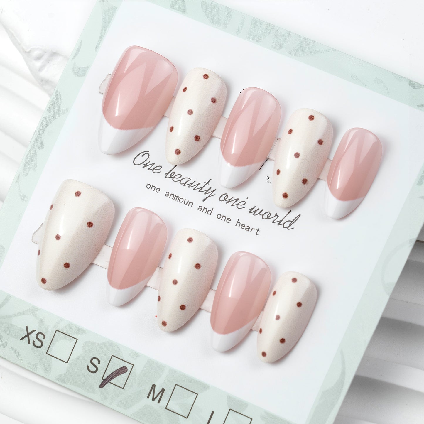 Elegantes Press-On-Nagelset mit gepunktetem und französischem Spitzen-Design Brehn