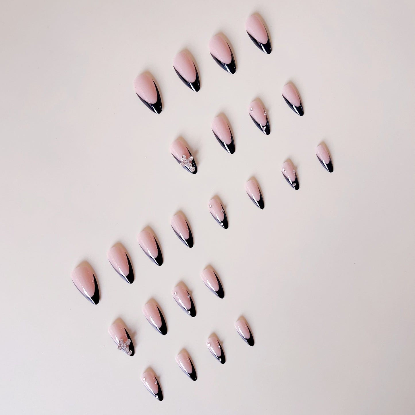 Kunstnagelset mit luxuriösem französischem Design und strahlenden Akzenten Brehn