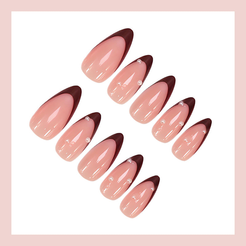 Kunstnagelset mit elegantem French-Tipp und glamourösen Akzenten Brehn