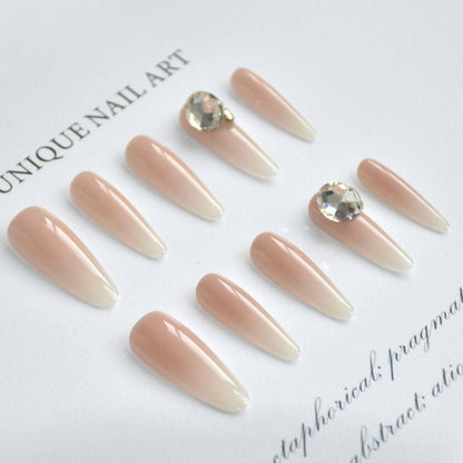 Dekorative mit Strass verzierten Stiletto-Nagelverlängerungen Brehn