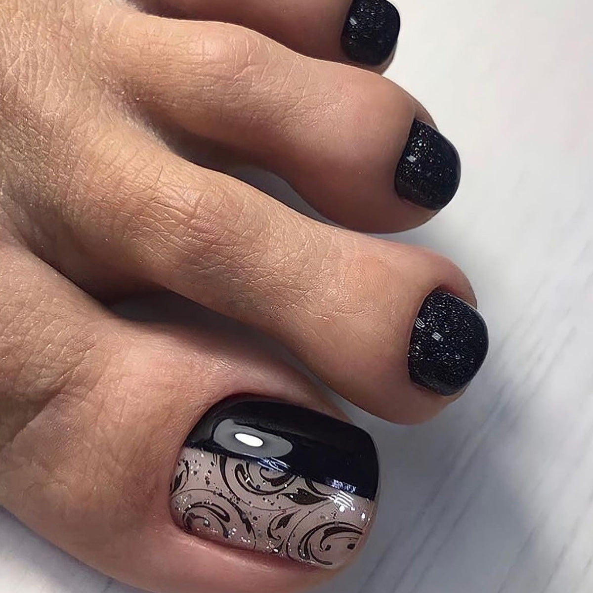 Kunstvolle Fußnagelverzierung mit elegantem Goldakzent Brehn