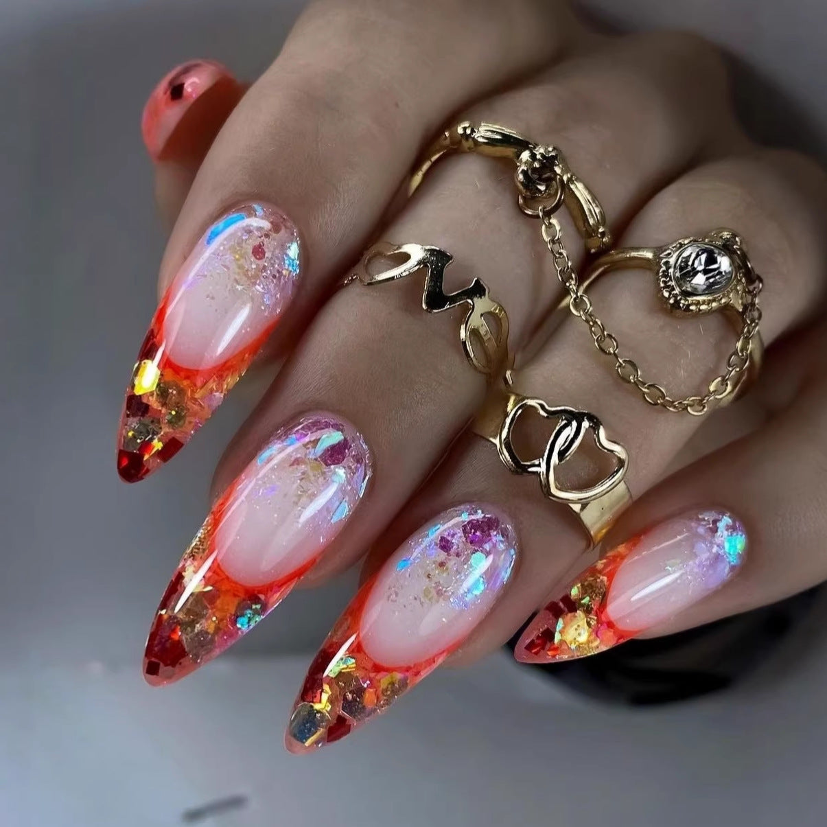 Kunstvolle Nageltips mit Glitzer- und Ombré-Effekt Brehn