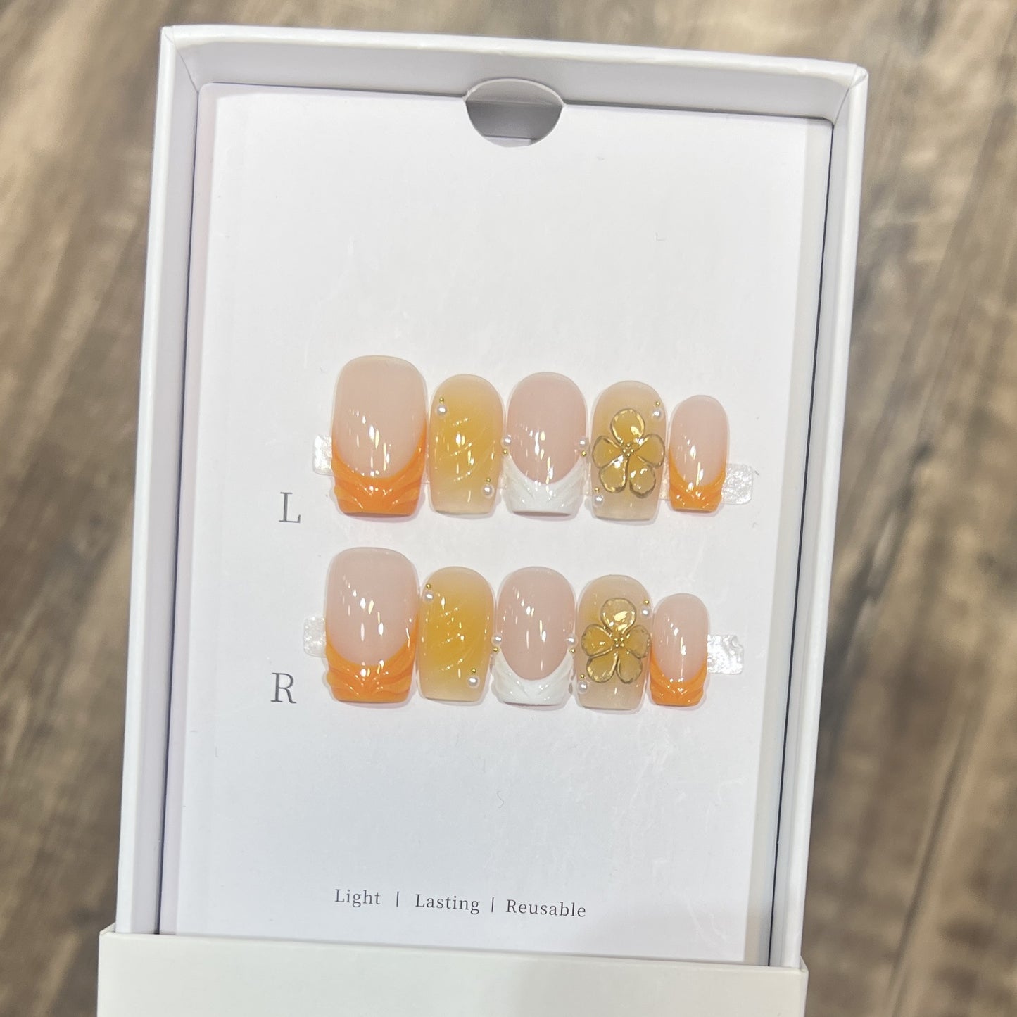 Elegante Stiletto Press-On Nagelset mit floralen Akzenten Brehn