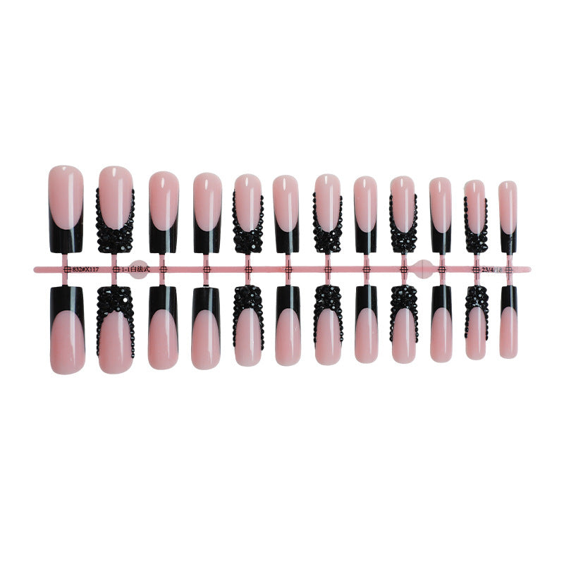 Elegantes Nagelkunst Press-On-Set mit dekorativen Edelsteinen Brehn