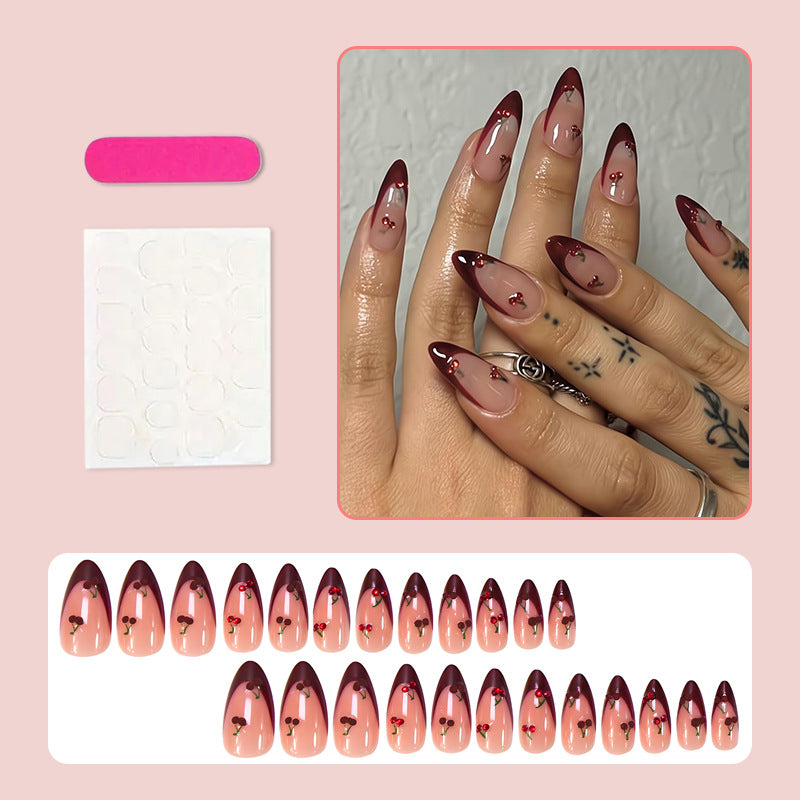 Kunstnagelset mit eleganten Spitzen und glamourösen Nagelakzenten Brehn