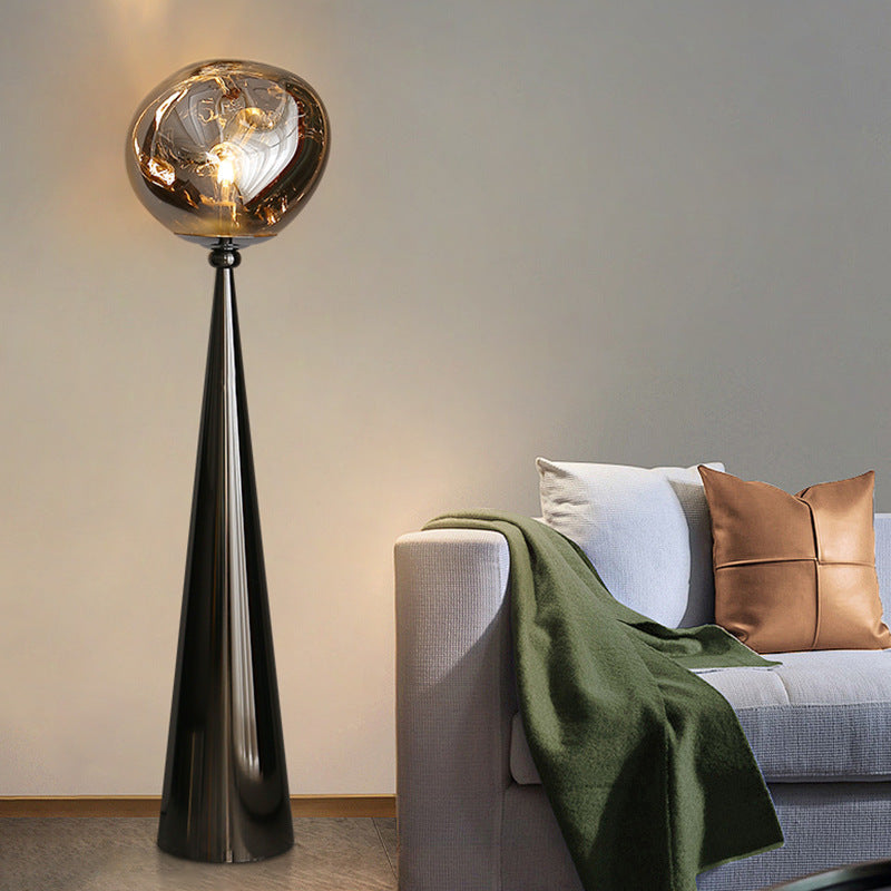 Künstlerische Stehlampe mit einzigartigem geometrischem Design