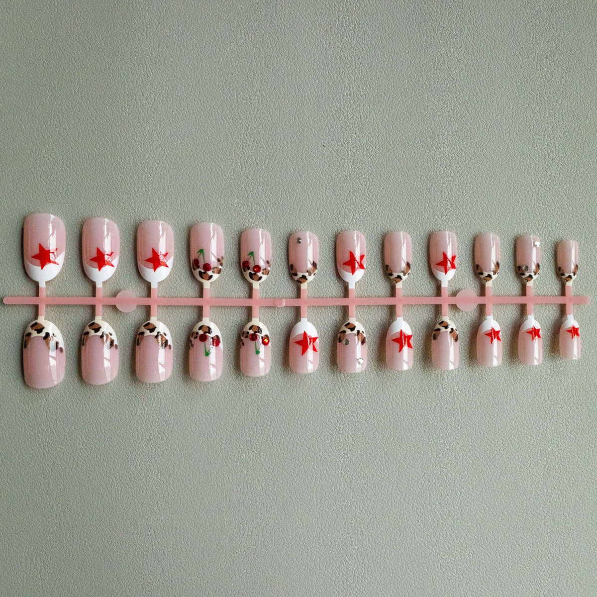 Künstlerischer Tierdruck und Stern-Nagelkunst