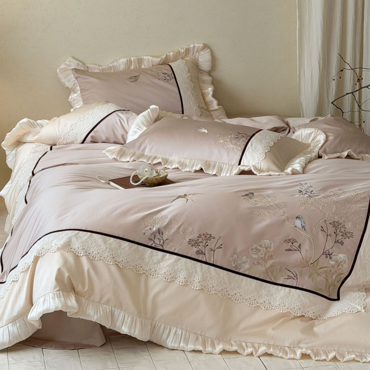 Luxuriös besticktes Satin-Rüsch-Bettwäsche-Set