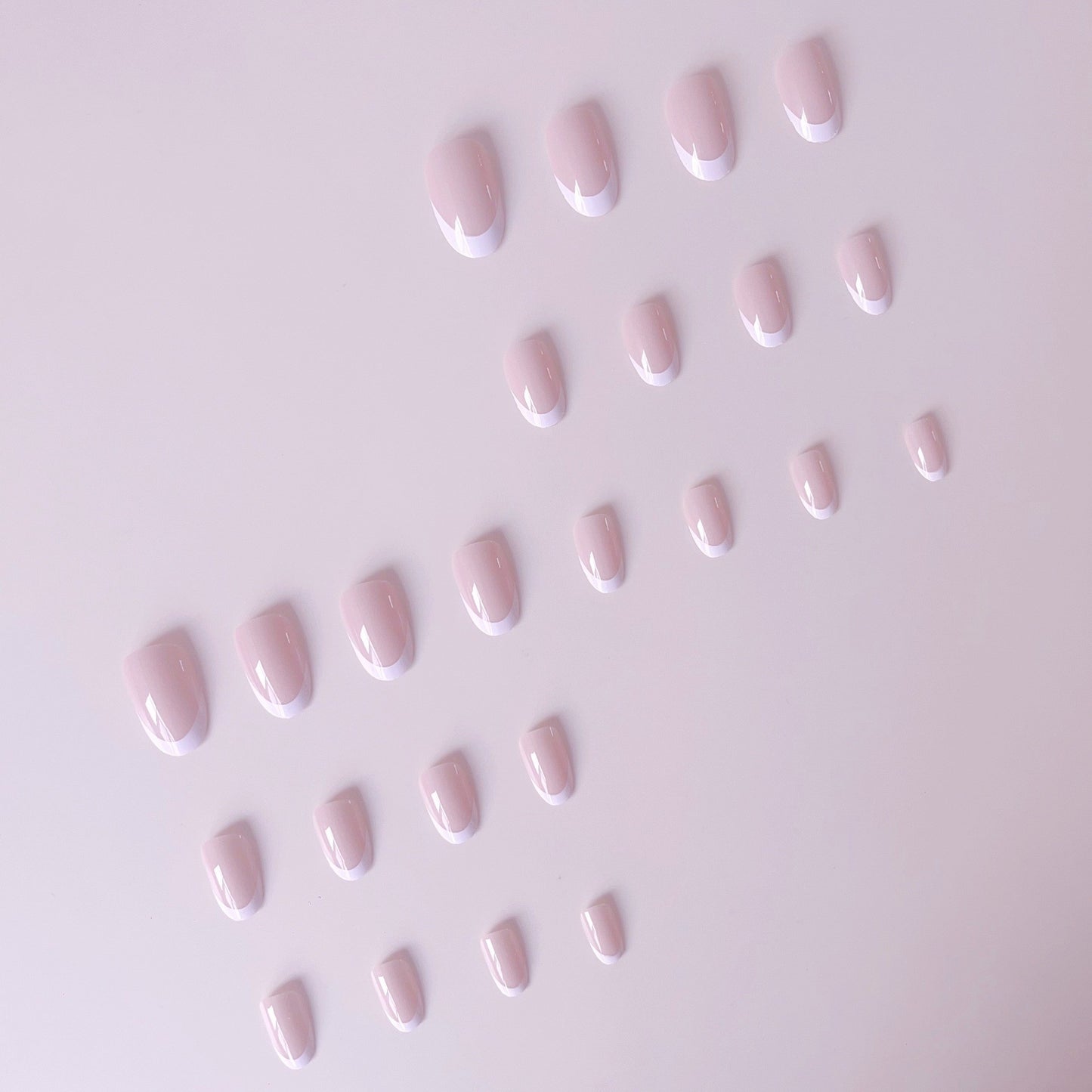 Hochwertiges Kunstnagelset mit Elegantem French Design Brehn