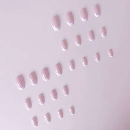 Hochwertiges Kunstnagelset mit Elegantem French Design Brehn